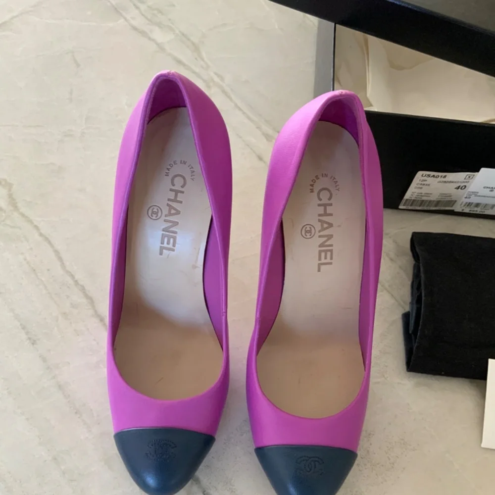 Chanel Fuschia Pumps with Navy Cap Toe with Original Box, size 40 - Picture 6 of 8